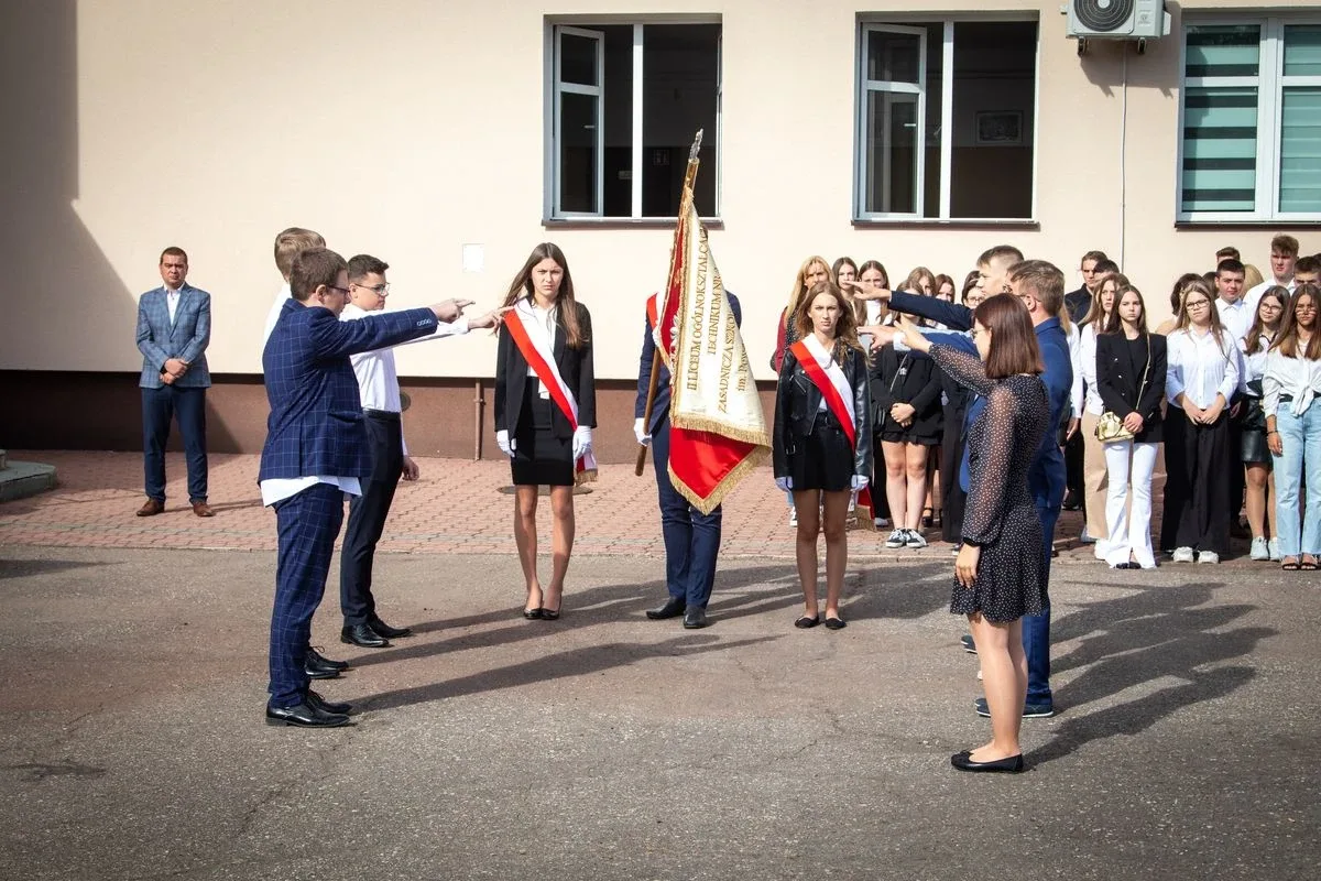 Uczniowie "Ekonomika" powitali nowy rok szkolny (zdjęcia)