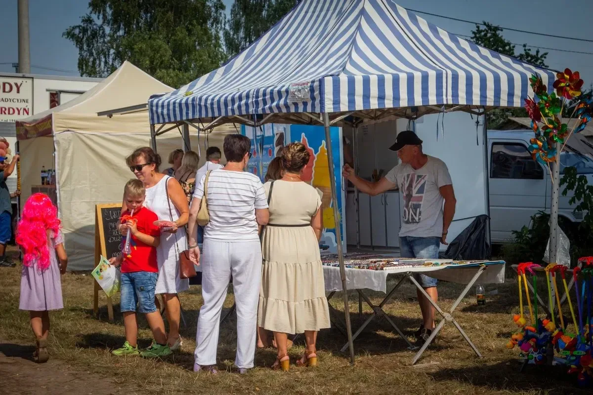 Artyści zaprezentowali swoje utwory na Dożynkach Gminno-Parafialnych w Prostyni (zdjęcia, wideo) 