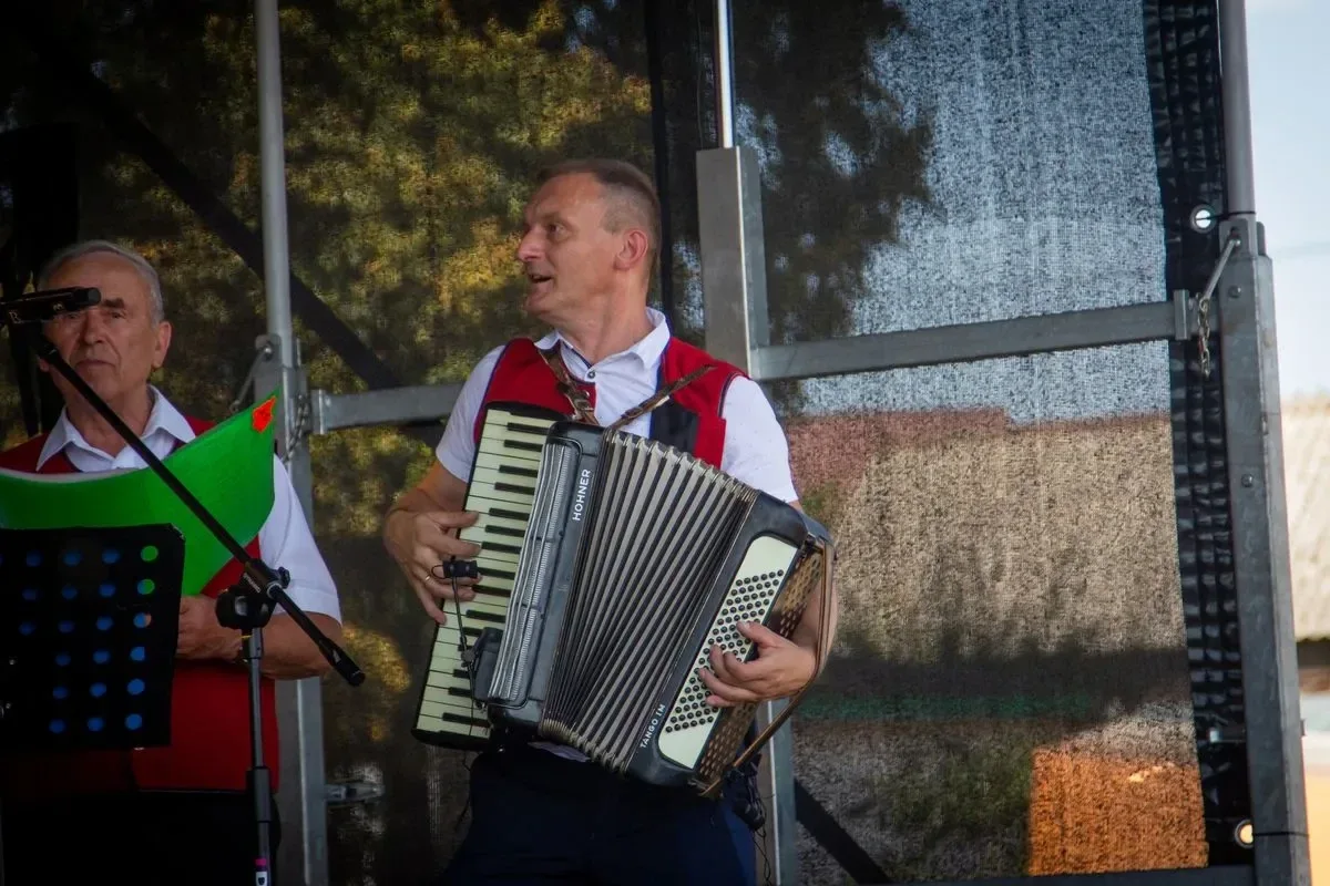 Artyści zaprezentowali swoje utwory na Dożynkach Gminno-Parafialnych w Prostyni (zdjęcia, wideo) 