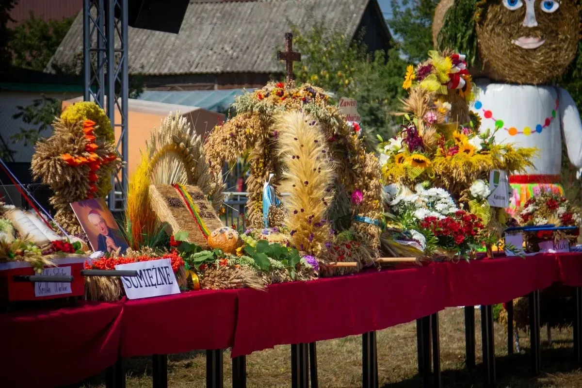 Artyści zaprezentowali swoje utwory na Dożynkach Gminno-Parafialnych w Prostyni (zdjęcia, wideo) 