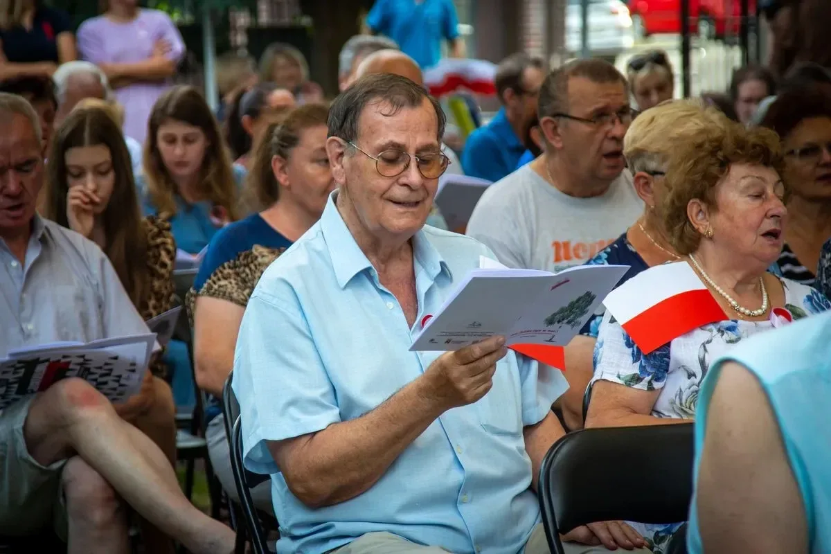 Ostrowianie wspólnie śpiewali pieśni i piosenki żołnierskie (zdjęcia) (wideo)