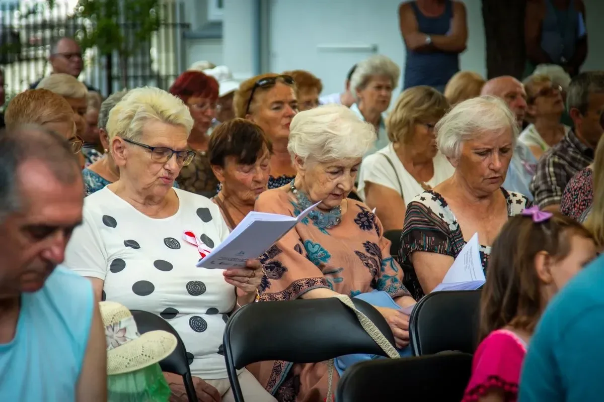 Ostrowianie wspólnie śpiewali pieśni i piosenki żołnierskie (zdjęcia) (wideo)