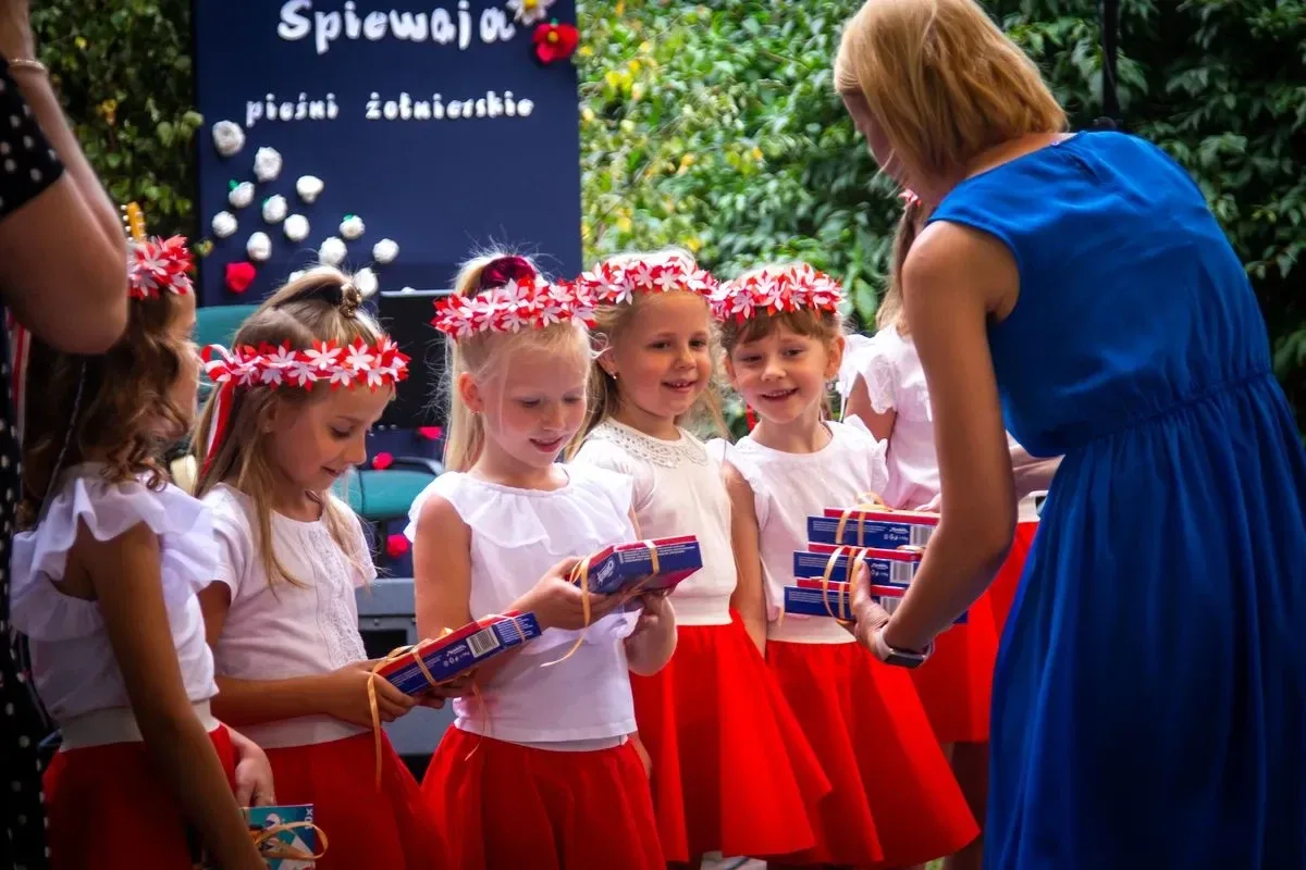 Ostrowianie wspólnie śpiewali pieśni i piosenki żołnierskie (zdjęcia) (wideo)