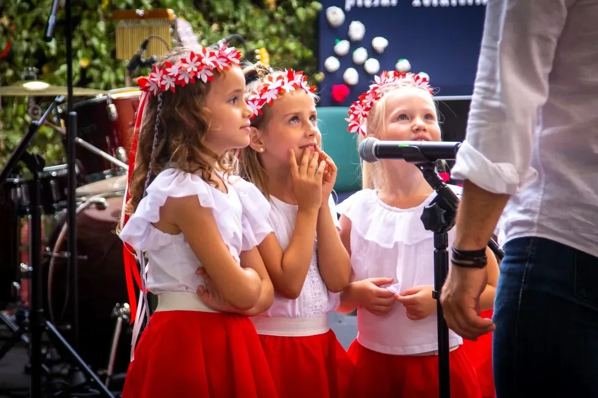 Ostrowianie wspólnie śpiewali pieśni i piosenki żołnierskie (zdjęcia) (wideo)