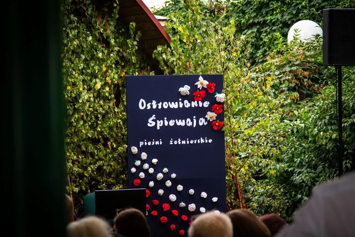 Ostrowianie wspólnie śpiewali pieśni i piosenki żołnierskie (zdjęcia) (wideo)