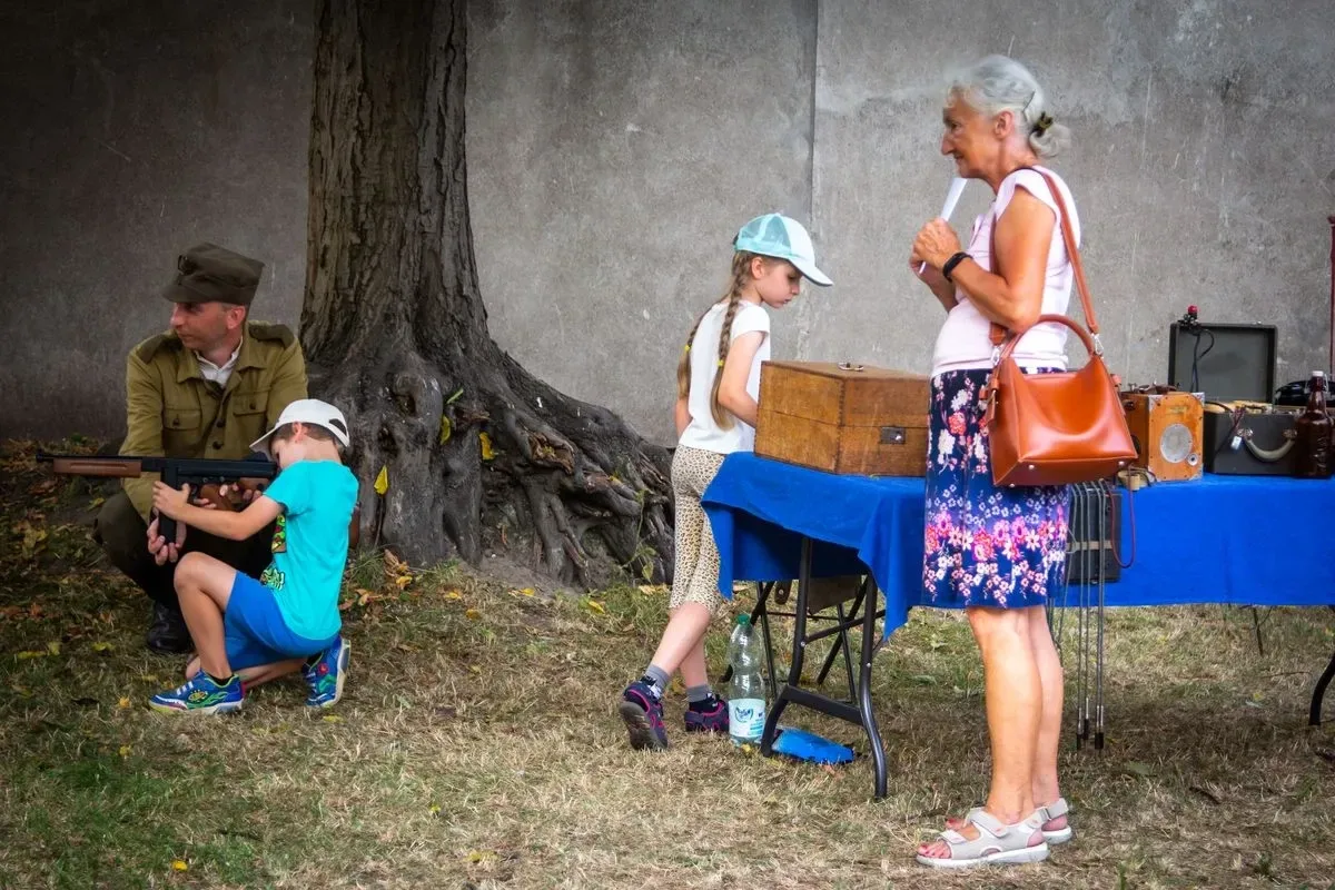 Ostrowianie wspólnie śpiewali pieśni i piosenki żołnierskie (zdjęcia) (wideo)