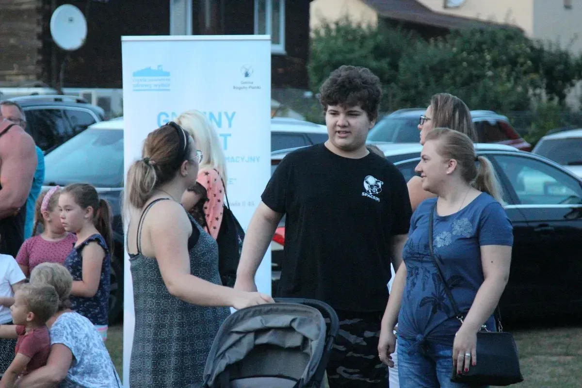 Kino plenerowe w Bogutach-Piankach. Na ekranie pojawił się film pt. "Wakacje Mikołajka" (zdjęcia)