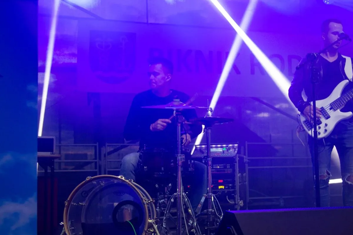Koncerty zespołów na Pikniku Rodzinnym w Nurze - pojawiły się same największe hity! (zdjęcia, wideo)