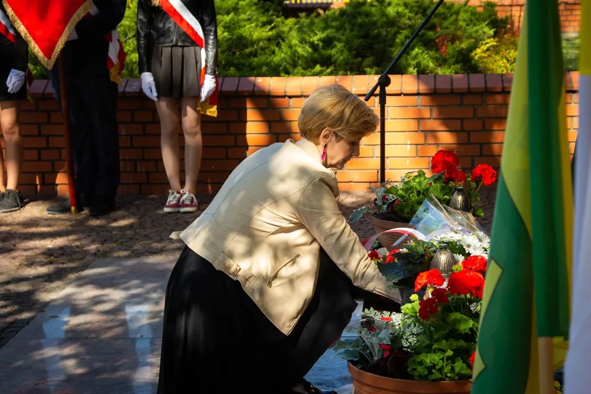 Szkoła Podstawowa nr 2 w Ostrowi Mazowieckiej uczciła pamięć Jana Pawła II (zdjęcia)