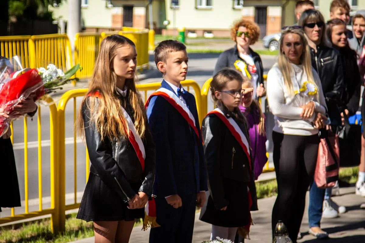 Szkoła Podstawowa nr 2 w Ostrowi Mazowieckiej uczciła pamięć Jana Pawła II (zdjęcia)