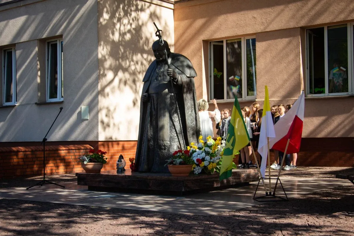 Szkoła Podstawowa nr 2 w Ostrowi Mazowieckiej uczciła pamięć Jana Pawła II (zdjęcia)