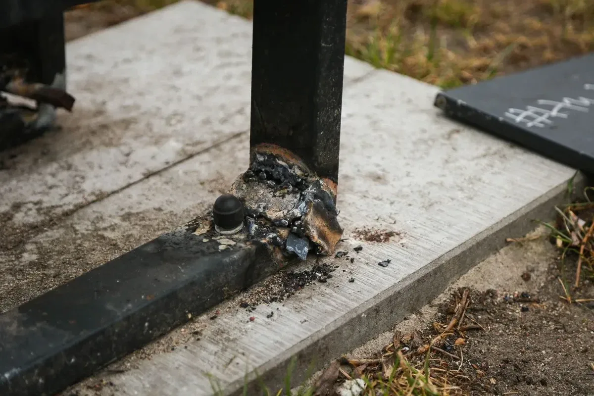 Skrzynka skarg: Zdewastowane kosze na śmieci przy ścieżce rowerowej między Lidlem a Biedronką (zdjęcia)