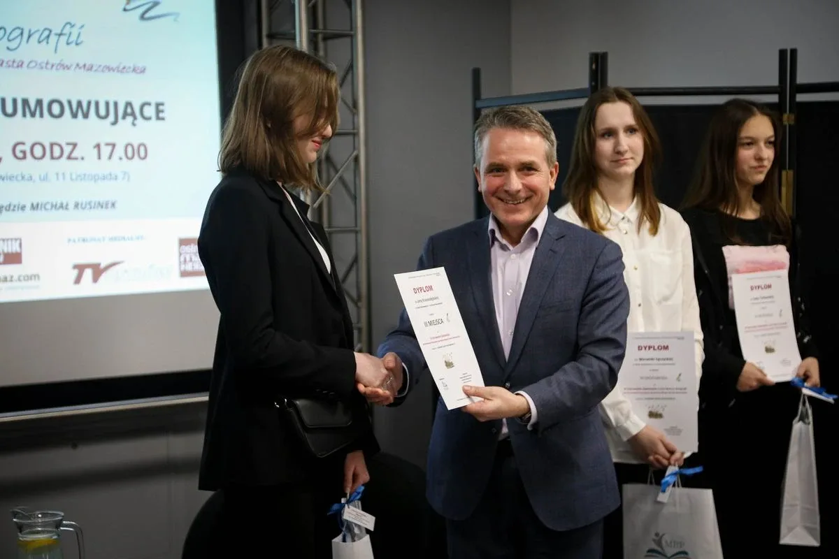 Wręczeniu nagród laureatom III Ostrowskiego Dyktanda towarzyszyło spotkanie z Michałem Rusinkiem (zdjęcia)