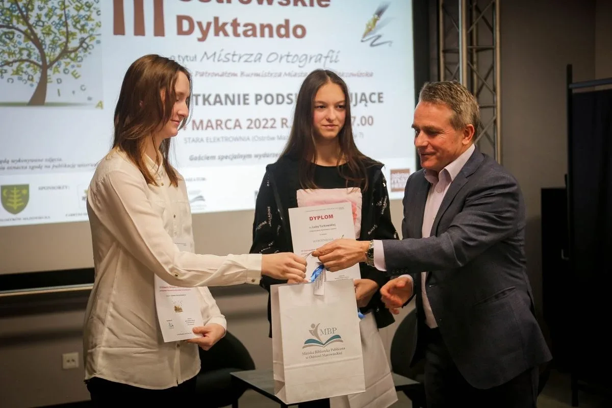 Wręczeniu nagród laureatom III Ostrowskiego Dyktanda towarzyszyło spotkanie z Michałem Rusinkiem (zdjęcia)
