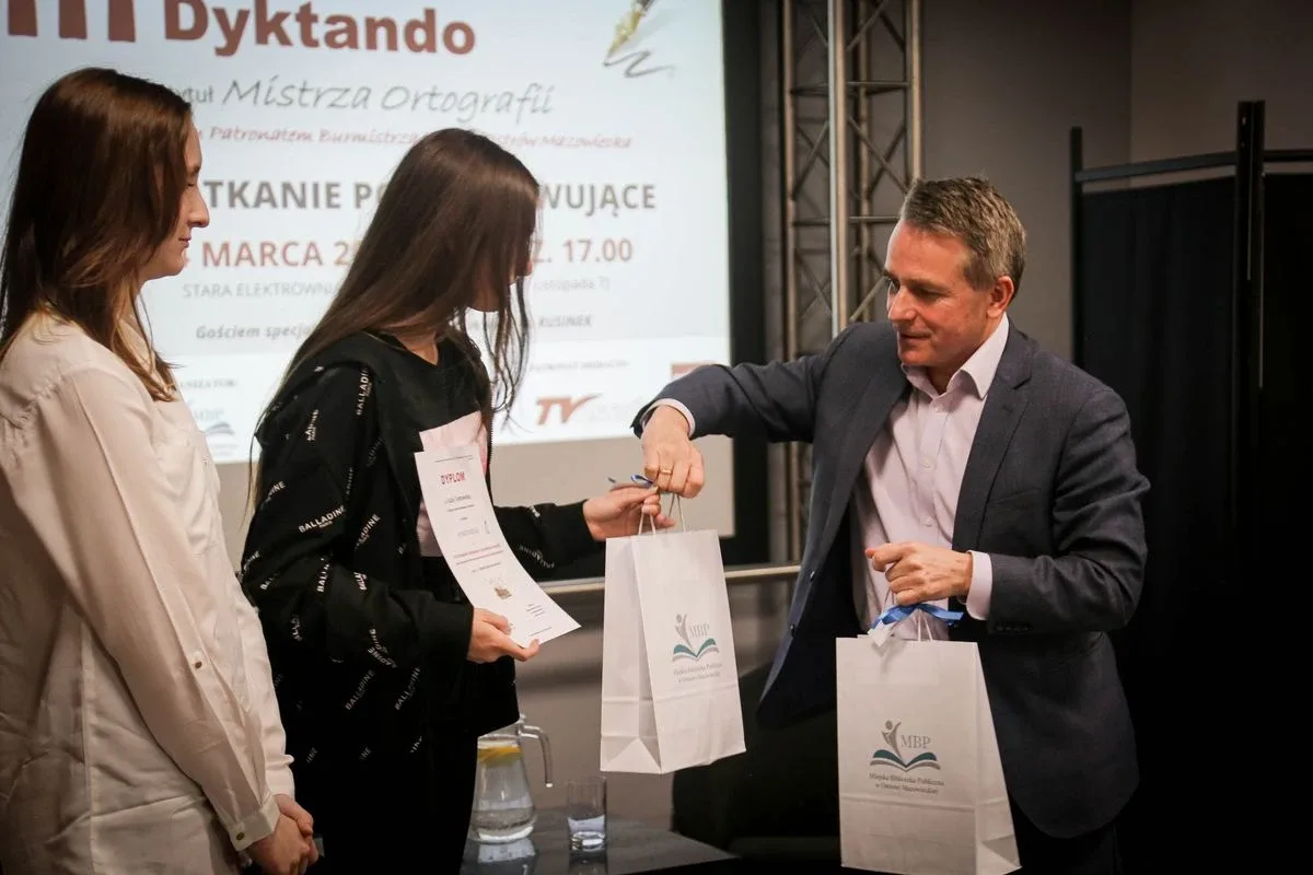 Wręczeniu nagród laureatom III Ostrowskiego Dyktanda towarzyszyło spotkanie z Michałem Rusinkiem (zdjęcia)