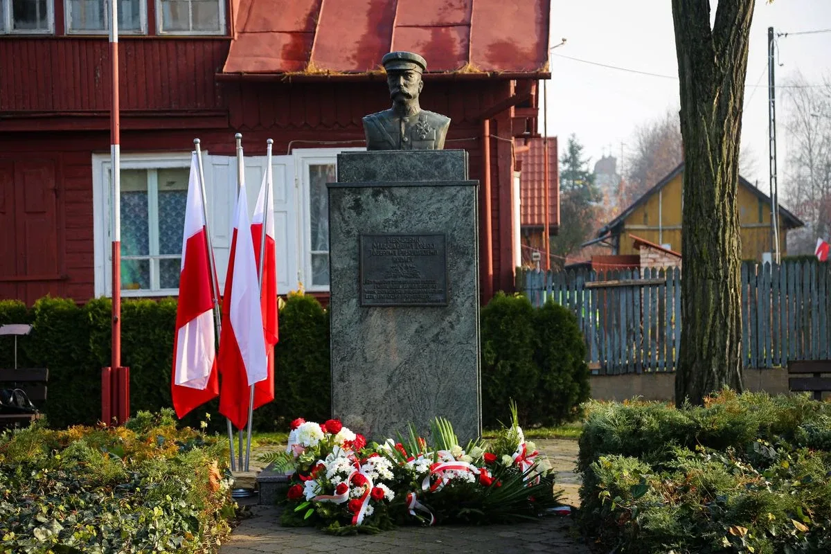 Obchody 11 Listopada pod pomnikiem Marszałka Józefa Piłsudskiego w Broku (zdjęcia)