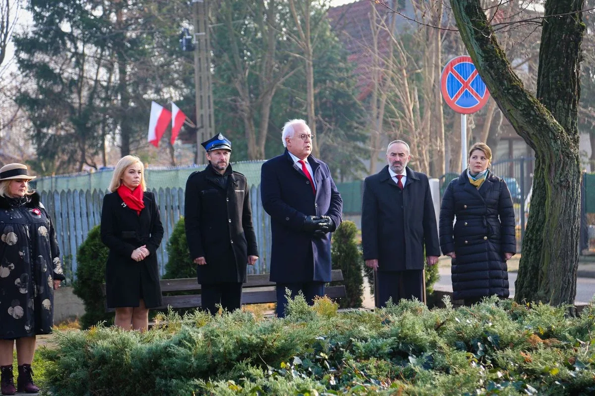 Obchody 11 Listopada pod pomnikiem Marszałka Józefa Piłsudskiego w Broku (zdjęcia)