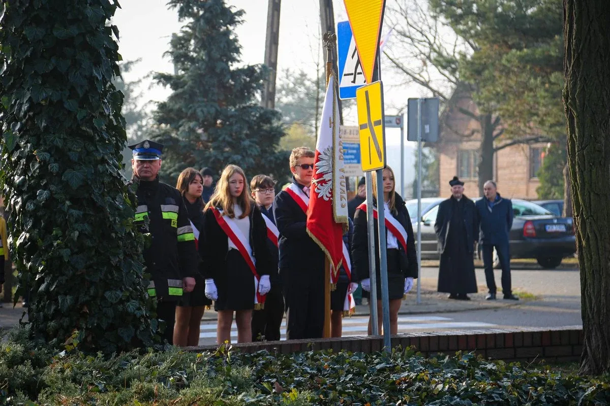 Obchody 11 Listopada pod pomnikiem Marszałka Józefa Piłsudskiego w Broku (zdjęcia)
