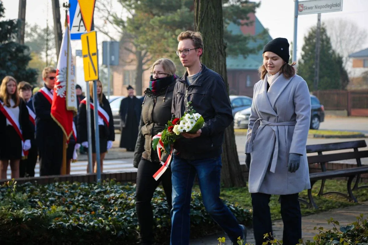Obchody 11 Listopada pod pomnikiem Marszałka Józefa Piłsudskiego w Broku (zdjęcia)