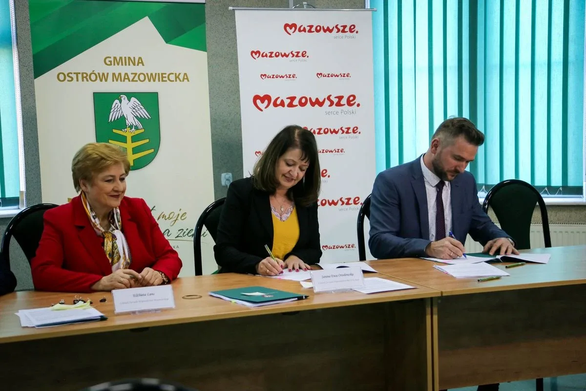 Cztery gminy z powiatu ostrowskiego podpisały umowy o dofinansowanie (zdjęcia)