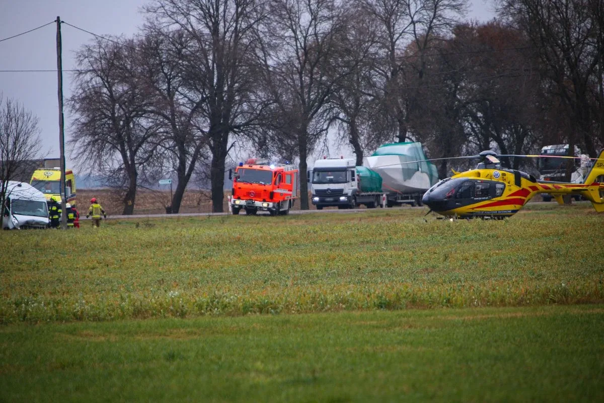 Wypadek na trasie Ostrów Mazowiecka - Łomża. Cztery osoby trafiły do szpitala (zdjęcia)