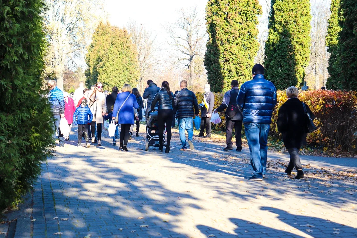 Czas zadumy w dniu Wszystkich Świętych (zdjęcia)