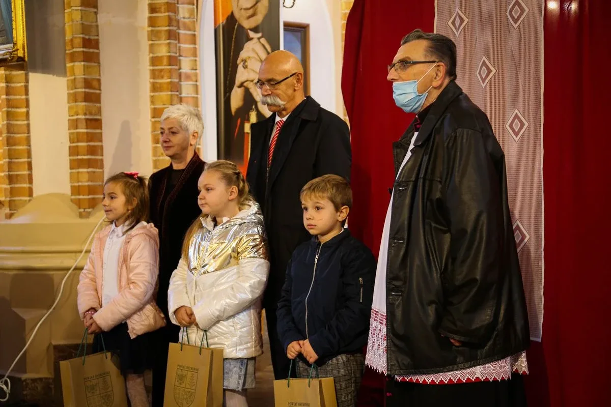 Rozdanie nagród laureatom konkursu plastycznego "PRYMAS KARDYNAŁ STEFAN WYSZYŃSKI" w Zuzeli (zdjęcia)