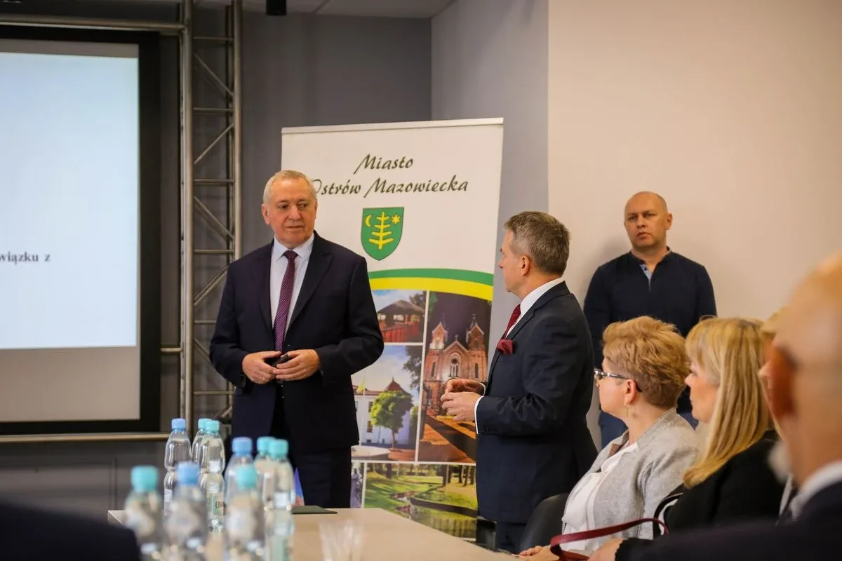 Spotkanie posła Henryka Kowalczyka oraz burmistrza z samorządowcami w Starej Elektrowni (zdjęcia)