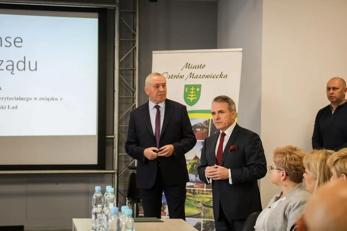 Spotkanie posła Henryka Kowalczyka oraz burmistrza z samorządowcami w Starej Elektrowni (zdjęcia)