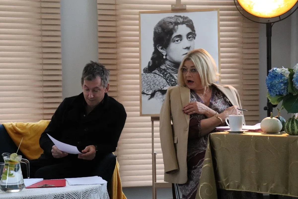 Małgorzata Ostrowska-Królikowska oraz Maciej Miecznikowski wzięli udział w "Narodowym czytaniu" w Wąsewie
