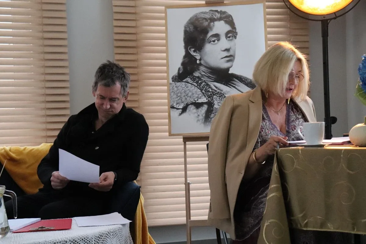 Małgorzata Ostrowska-Królikowska oraz Maciej Miecznikowski wzięli udział w "Narodowym czytaniu" w Wąsewie