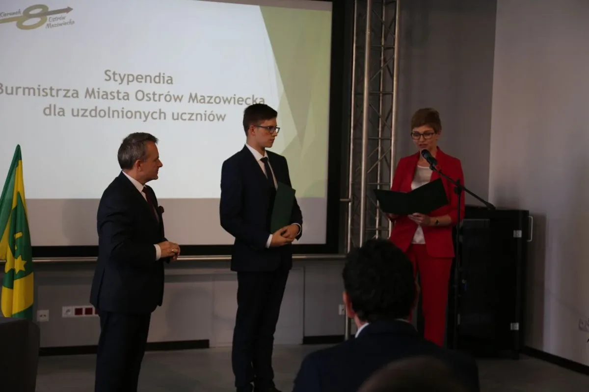 Burmistrz nagrodził najzdolniejszych uczniów w Ostrowi Mazowieckiej (zdjęcia)