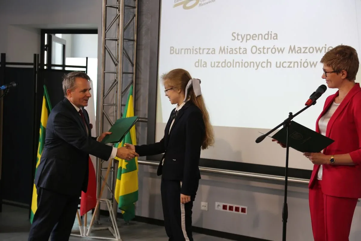 Burmistrz nagrodził najzdolniejszych uczniów w Ostrowi Mazowieckiej (zdjęcia)