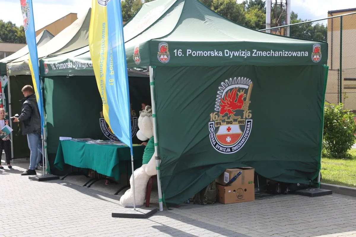 "Historia Szkoły Podchorążych Piechoty w Komorowie". Wystawa przed ZSCKR w Starym Lubiejewie. (zdjęcia)
