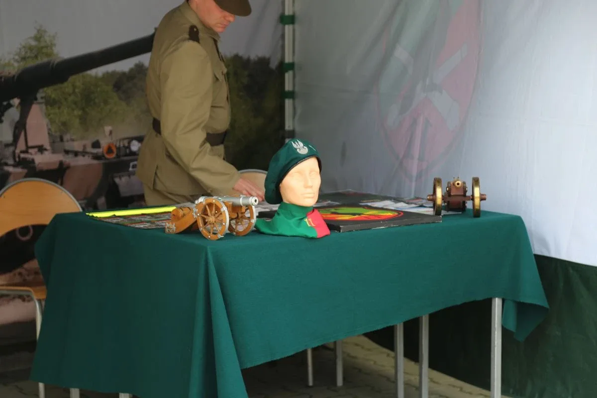 "Historia Szkoły Podchorążych Piechoty w Komorowie". Wystawa przed ZSCKR w Starym Lubiejewie. (zdjęcia)