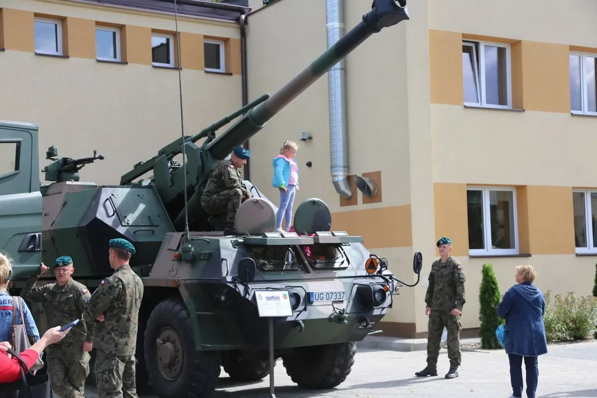 "Historia Szkoły Podchorążych Piechoty w Komorowie". Wystawa przed ZSCKR w Starym Lubiejewie. (zdjęcia)