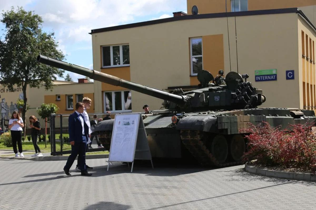 "Historia Szkoły Podchorążych Piechoty w Komorowie". Wystawa przed ZSCKR w Starym Lubiejewie. (zdjęcia)
