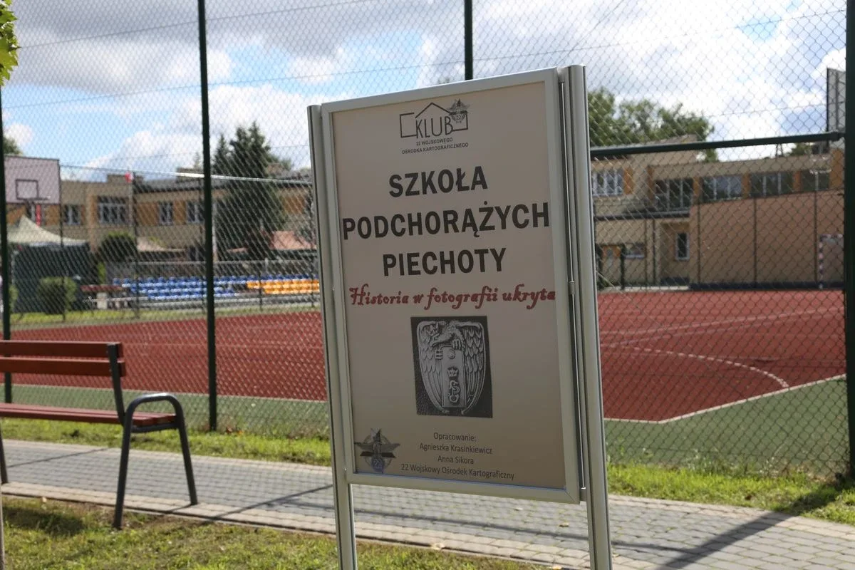 "Historia Szkoły Podchorążych Piechoty w Komorowie". Wystawa przed ZSCKR w Starym Lubiejewie. (zdjęcia)