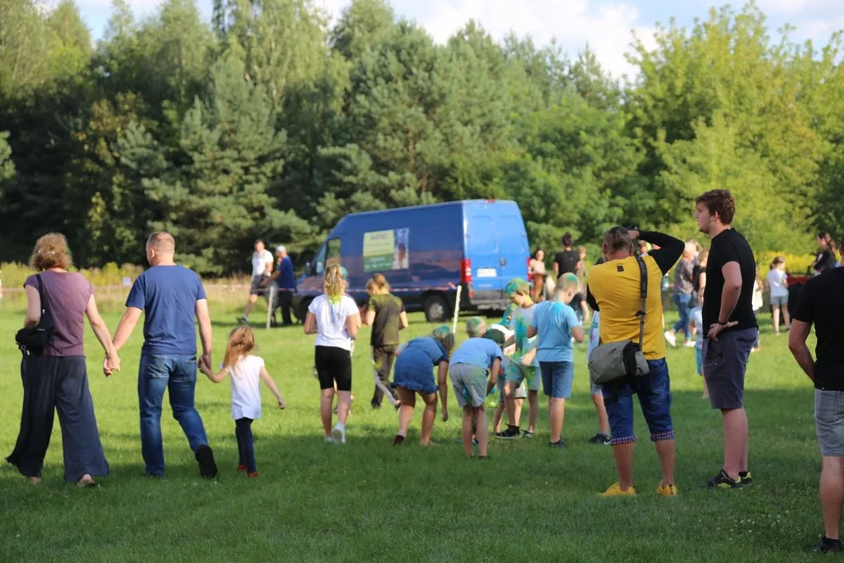 Tak się bawili mieszkańcy Komorowa i okolic na kolorowym festiwalu (zdjęcia)