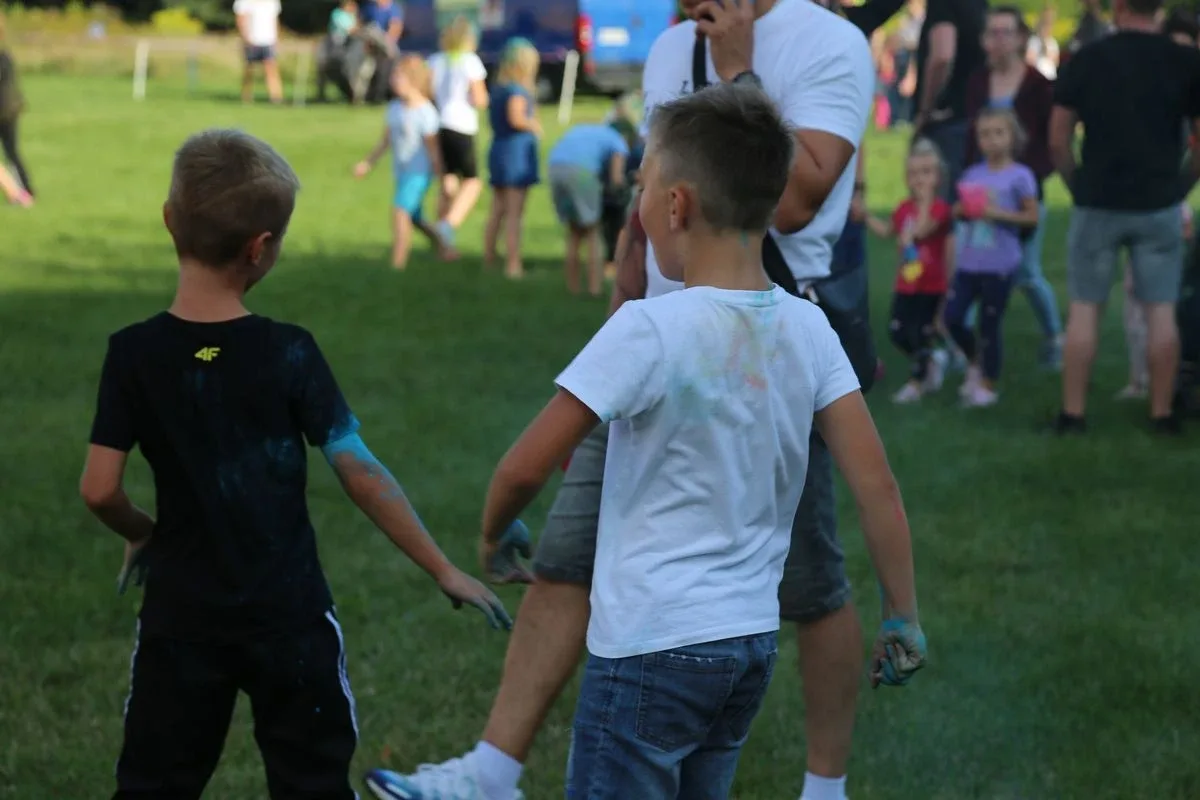 Tak się bawili mieszkańcy Komorowa i okolic na kolorowym festiwalu (zdjęcia)