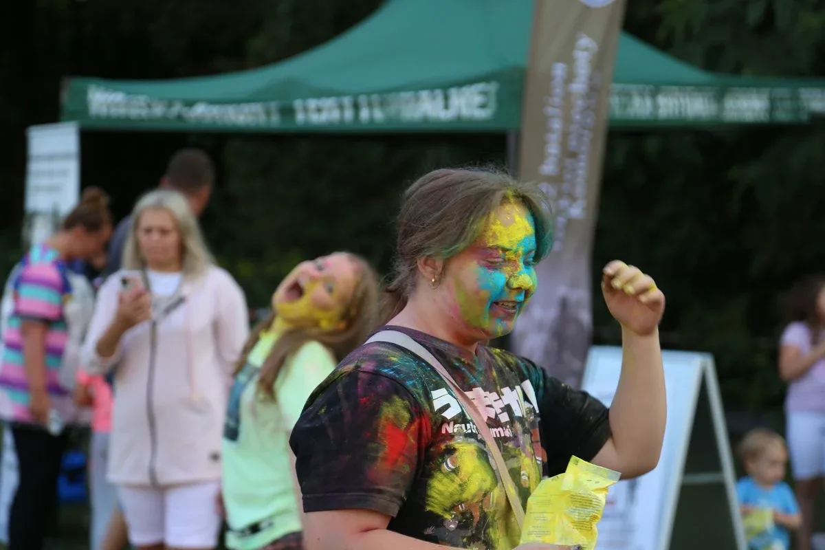 Tak się bawili mieszkańcy Komorowa i okolic na kolorowym festiwalu (zdjęcia)