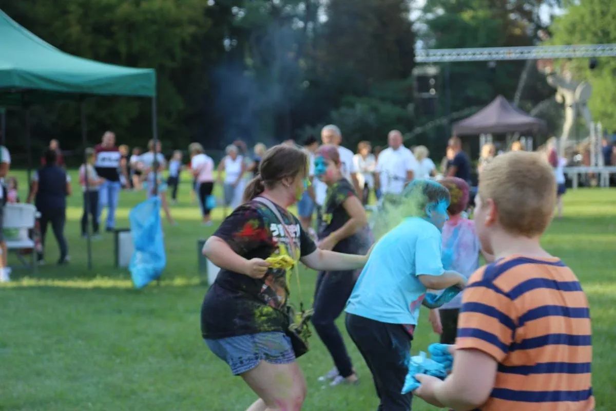 Tak się bawili mieszkańcy Komorowa i okolic na kolorowym festiwalu (zdjęcia)