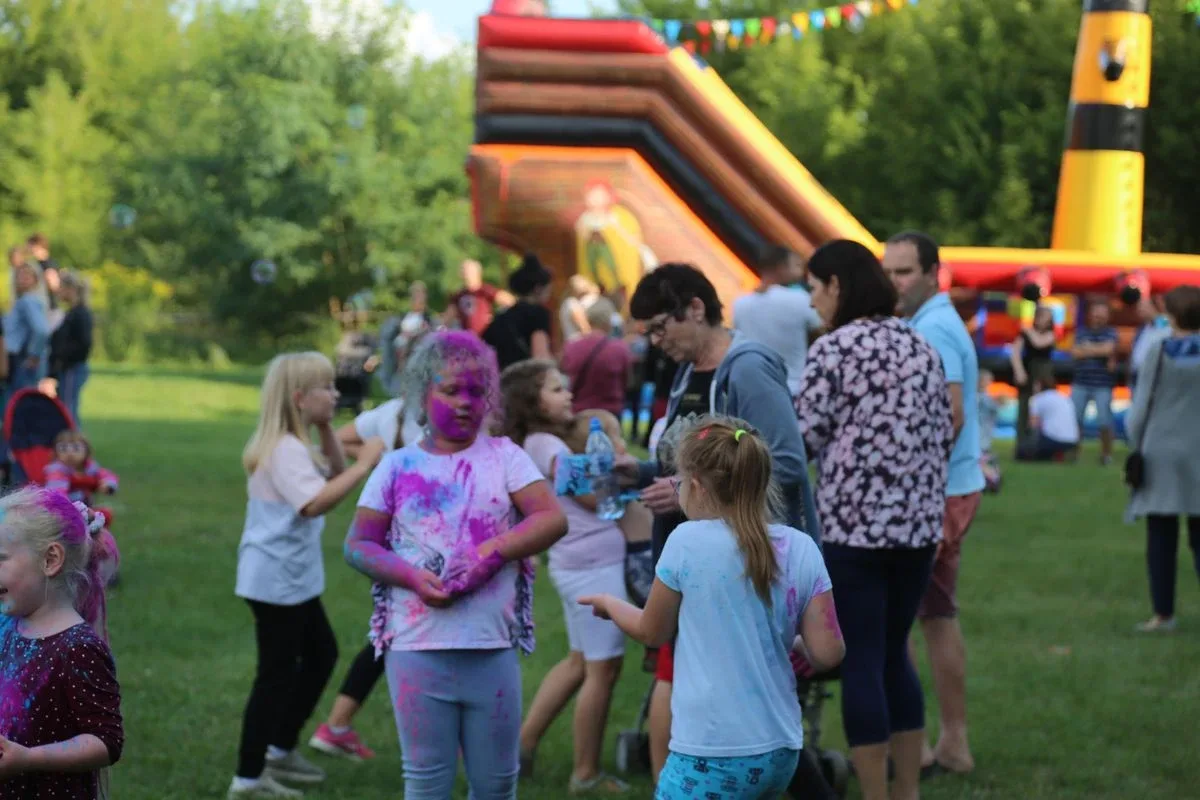 Tak się bawili mieszkańcy Komorowa i okolic na kolorowym festiwalu (zdjęcia)