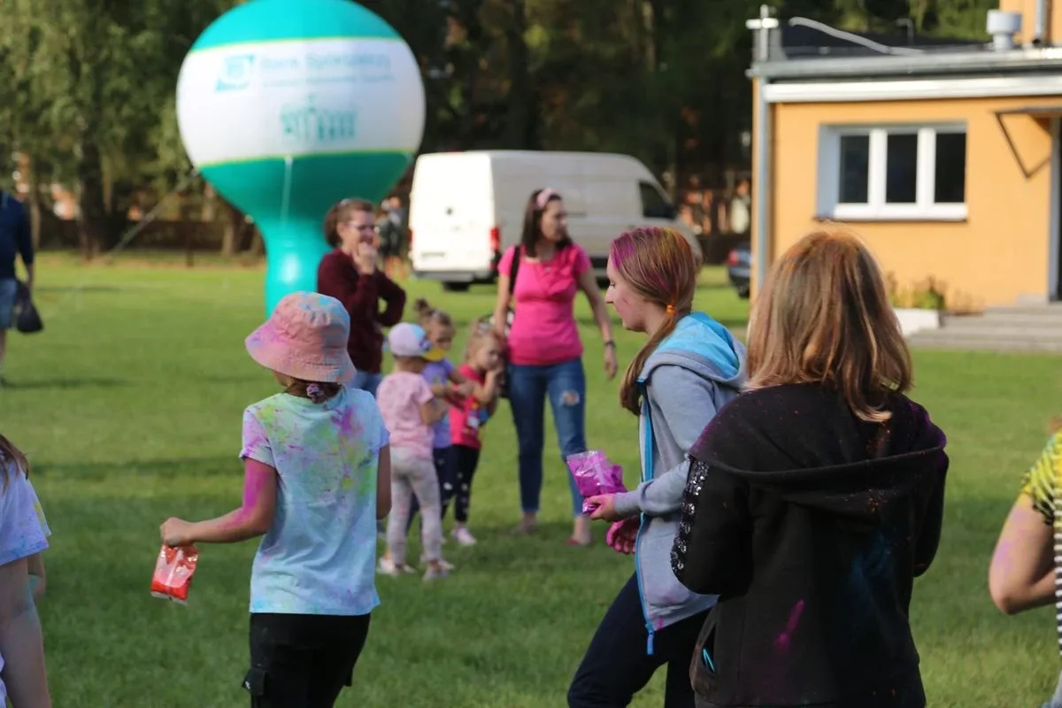 Tak się bawili mieszkańcy Komorowa i okolic na kolorowym festiwalu (zdjęcia)