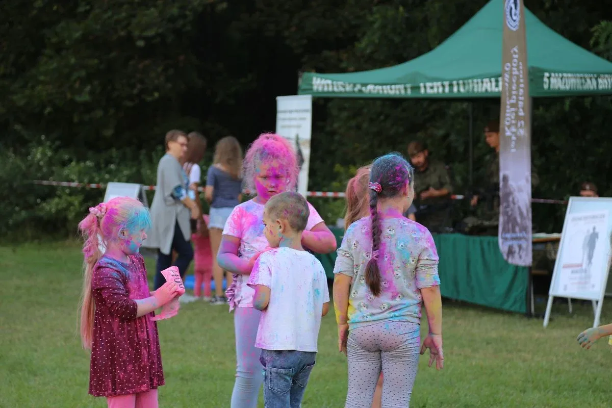 Tak się bawili mieszkańcy Komorowa i okolic na kolorowym festiwalu (zdjęcia)
