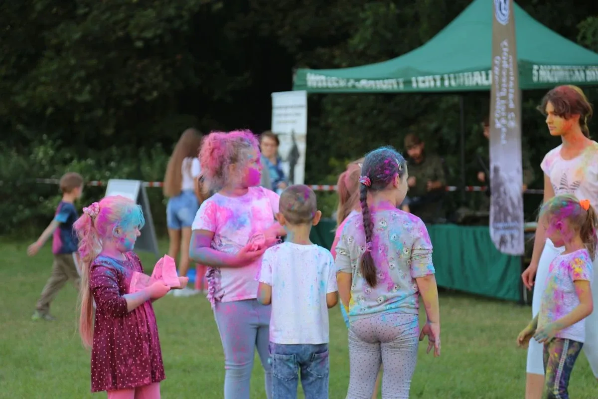 Tak się bawili mieszkańcy Komorowa i okolic na kolorowym festiwalu (zdjęcia)