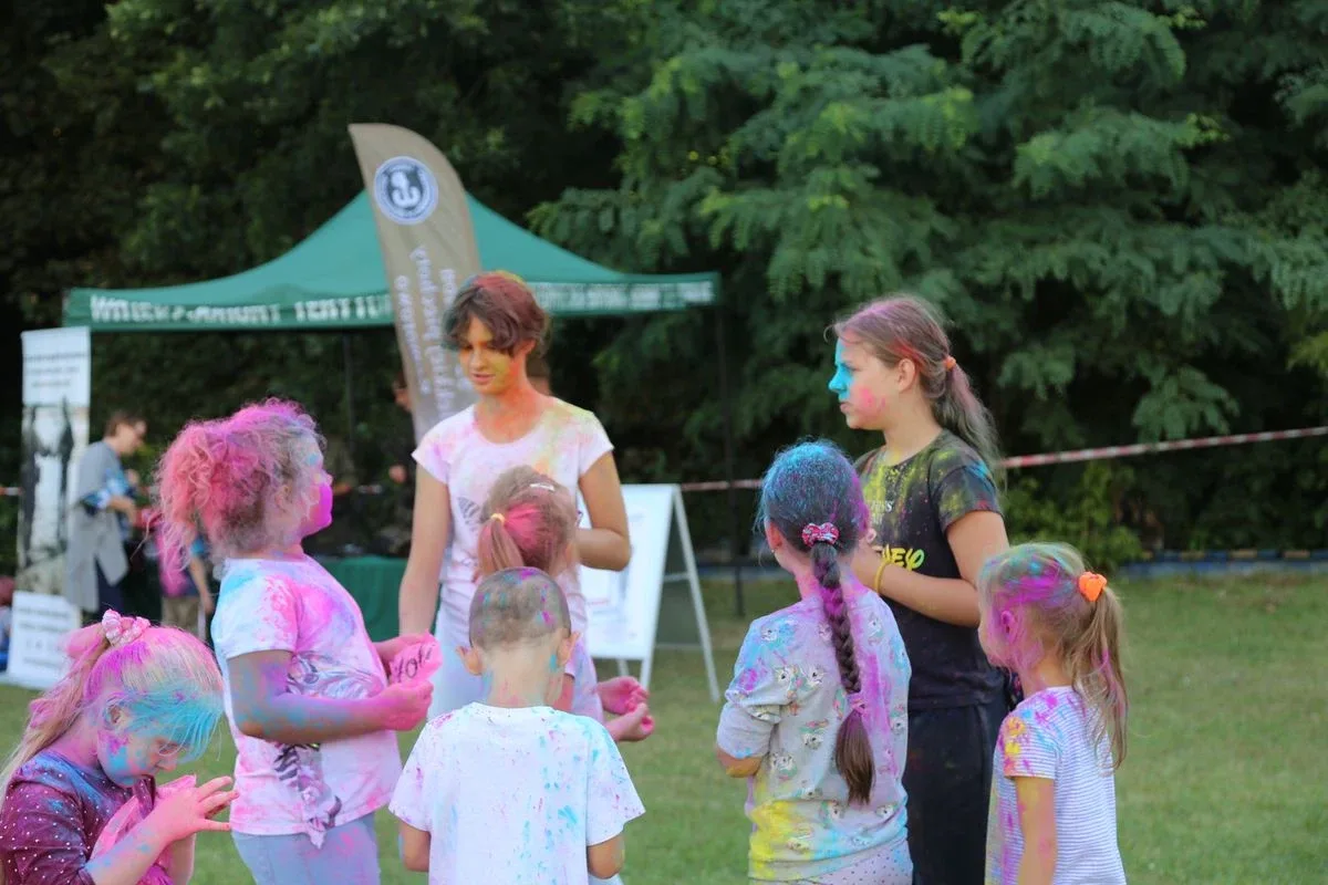 Tak się bawili mieszkańcy Komorowa i okolic na kolorowym festiwalu (zdjęcia)