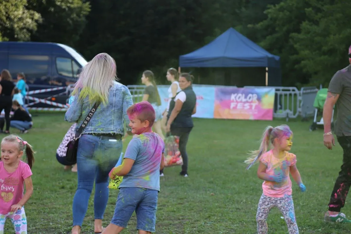 Tak się bawili mieszkańcy Komorowa i okolic na kolorowym festiwalu (zdjęcia)