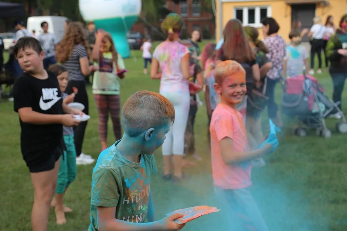 Tak się bawili mieszkańcy Komorowa i okolic na kolorowym festiwalu (zdjęcia)