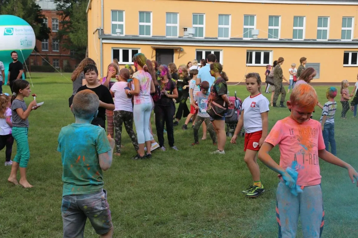 Tak się bawili mieszkańcy Komorowa i okolic na kolorowym festiwalu (zdjęcia)